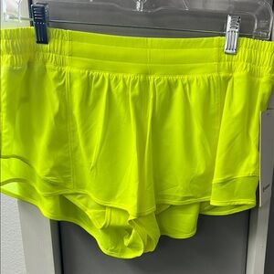 Lululemon Hotty Hot 2.5” Yellow Women's Shorts. Size 10. NWT